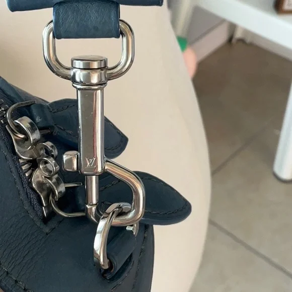 Louis Vuitton Cream and Blue Crossbody Bag with Signature Monogram - Picture 2 of 16